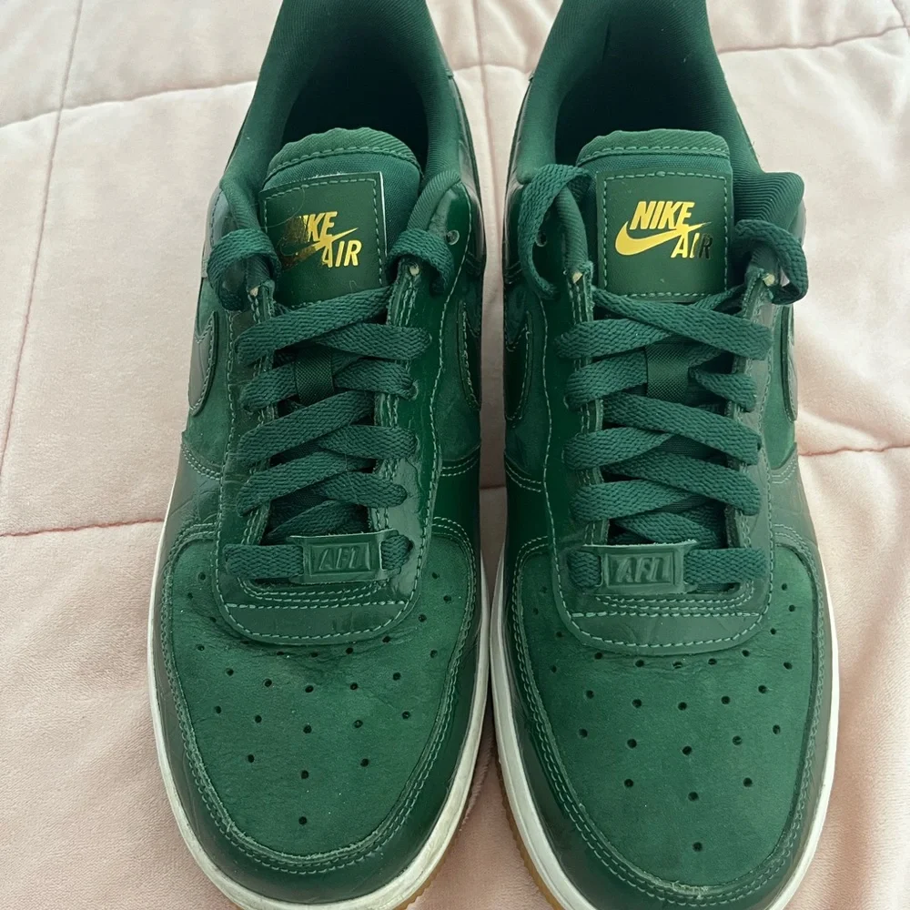 Nike Woman's Green Sneakers - Picture 3 of 4